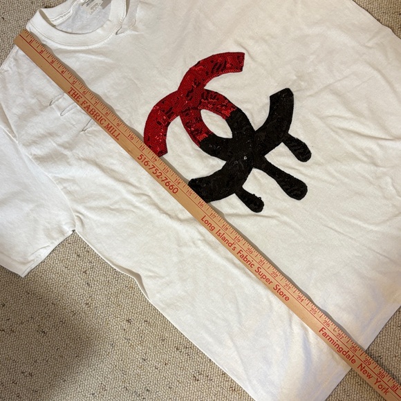 NWOT White Tee with Red and Black Sequin Appliqué Design - Picture 9 of 9